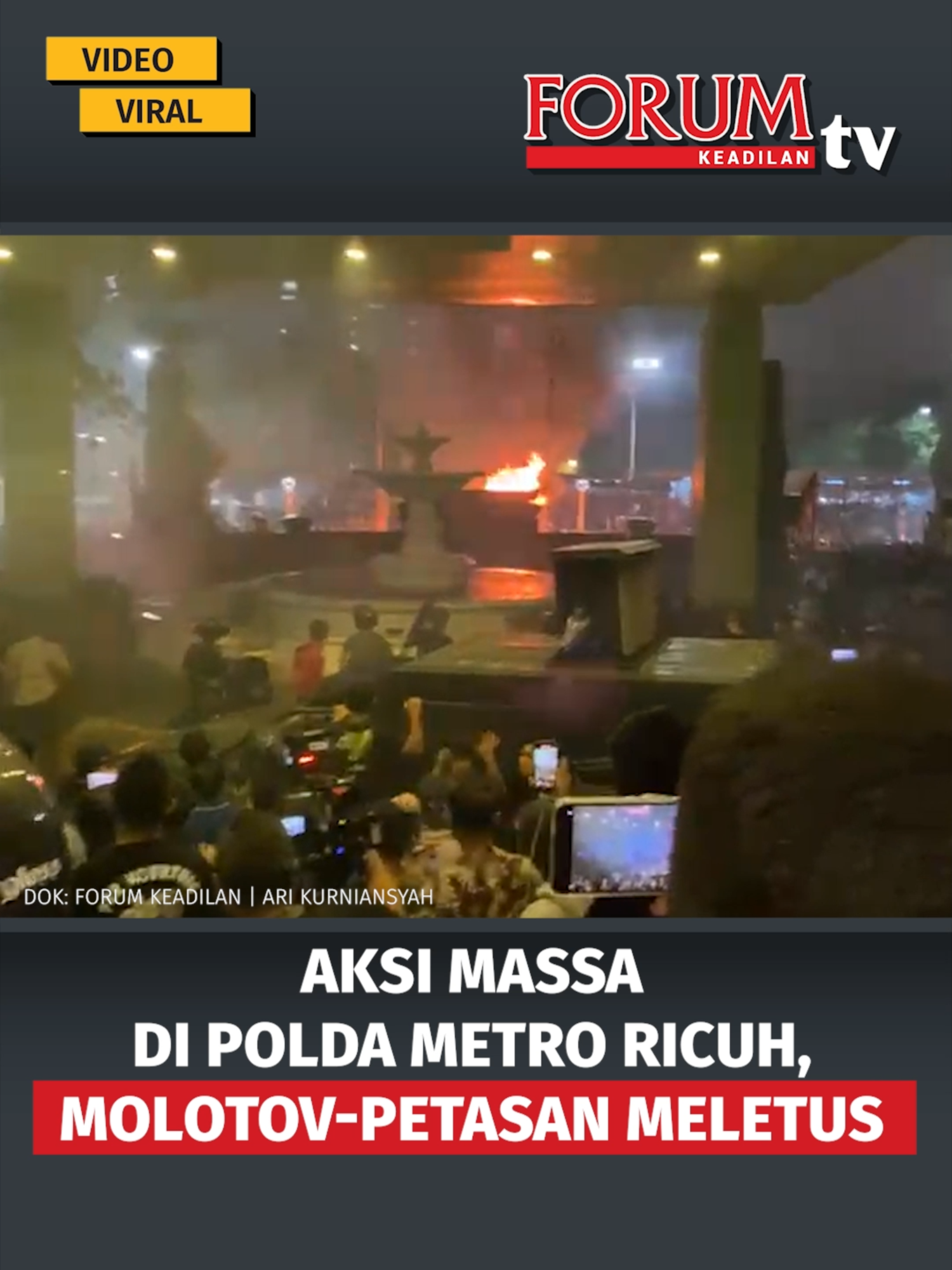 Demonstrasi yang digelar kelompok massa di Polda Metro Jaya ricuh. Massa melepaskan petasan ke arah polisi, sementara polisi melepaskan gas air mata ke arah massa. Baca lainnya di forumkeadilan.com #demopoldametro #ricuhdemo #gasairmata #petasan #bentrokpolisi #unjukrasa #poldametrojaya #aksi28agustus #jakartapanas #forumkeadilan