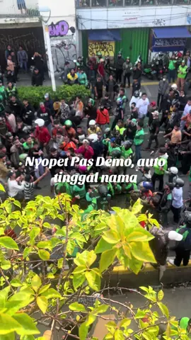 Tipikal masyarakat yang sama aja kaya pemerintahnya. Sama sama nyari keuntungan di atas penderitaan orang lain. Stay safe guys! Jangan arogan, jangan nyopet juga🫵🏻