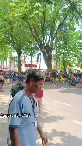 To maintain order, authorities deployed a significant number of security personnel at the Parliament complex and its surrounding areas. #JakartaProtest #Police #Security #Indonesia