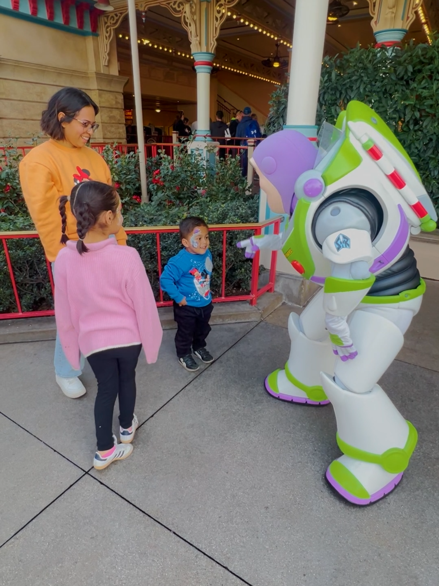 Some memories fade… but these siblings' magical ASL moment with Buzz Lightyear at Disneyland will go to infinity and beyond! 🚀✨ #humankind #kindcore #hopecore #ASL @thatdeafamily
