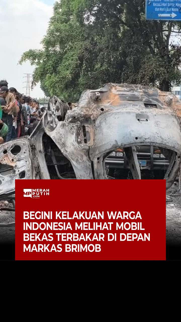 Di sela-sela aksi demo di depan Markas Brimob, terdapat beberapa mobil bekas terbakar.  Uniknya, ada orang-orang yang berinisiatif mengambil besi-besi dari mobil itu. Ada-ada aja ya kelakuan warga Indonesia ini 😅 #demo #brimob #newsmerahputih #merahputihcom 