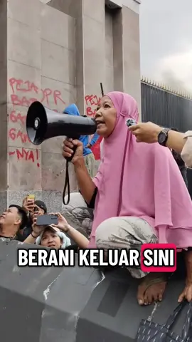 Kadang yang paling jujur tuh bukan yang paling lantang, tapi yang paling bingung😭🙏🏻 ‘Kemarin bawa ituan tuh’ “ITUAN TUH” Ibukk masuk hati banget pokoknya 😭🙏🏻#GasAirMata #IbuIbuBeraksi #OrasiRakyat #FYPIndonesia Video credit to @Rizki FloresTengah 