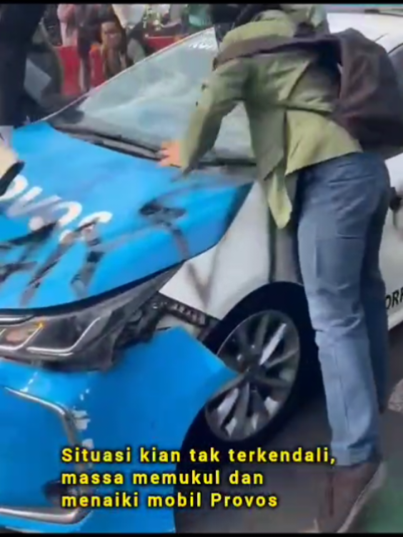 Patrolmedia, Jakarta – Massa aksi mahasiswa dan ojol merusak mobil Provos di depan Polda Metro Jaya, Jakarta Selatan, Jumat (29/8/2025), buntut dari tewasnya driver ojol Affan Kurniawan (20) yang dilindas Rantis Brimob saat demo DPR, pada Kamis malam (28/8/2025). Aksi ini sebagai bentuk protes dan kekecewaan massa aksi yang mempertanyakan insiden maut itu terjadi. #ojol #gojek #demodpr #kepri #mahasiswa 