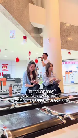 sibuk sibuk club🙏🏻 #banker #bankers #bankersindonesia #bankerstiktok #akhirbulan #bernyanyi #karoke #rehat #teller #customerservice #ub #officelife #workmotivation #officehumor #bakusedu #manado #cewekcantik #cewekidaman #manadopunya #fyppppppppppppppppppppppp #fypage #viraltiktok #cowomanado #masukberanda 