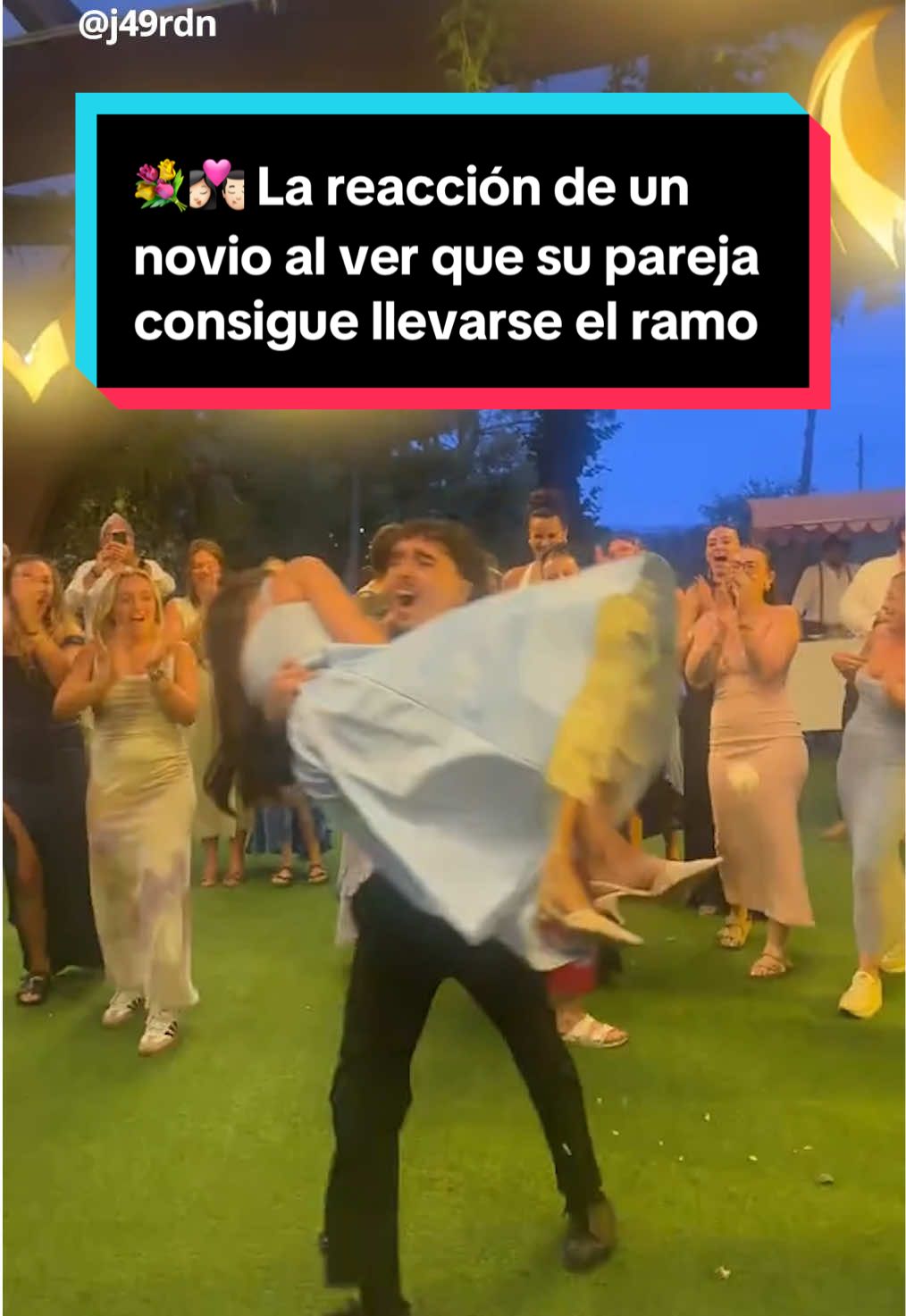 En cuanto la joven se hace con el codiciado ramo, su pareja, que estaba grabando el momento, suelta el móvil y corre a cogerla en brazos. 🗣️ 