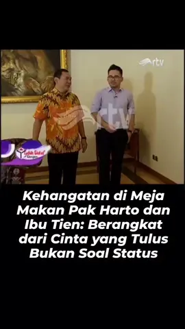 Tak banyak yang tahu, di balik sosok seorang presiden yang disapa Bapak Pembangunan, Soeharto tetaplah seorang ayah yang sederhana. Bukan hidangan mewah yang memenuhi meja makan keluarga, melainkan sayur lodeh tempe kesukaan beliau.  “Hampir setiap malam kami makan malam bersama. Menunya ya makanan  nasional terutama Jawa, makanan desa. Favoritnya Bapak itu sayur tempe yang dimasak Ibu,” kenang Tommy Soeharto.  Bagi keluarga Cendana, meja makan bukan sekadar tempat bersantap, tetapi ruang hangat untuk kebersamaan. Tak ada nuansa kaku. Tak ada jarak antara presiden dengan anak-anaknya. “Kalau anak-anak bertanya, semuanya dijawab. Beliau terbuka sekali,” lanjut Tommy.  Seorang Ayah yang Hobi Mancing  Di luar kesibukan kenegaraan, Soeharto punya cara sederhana untuk mendekatkan diri dengan anak-anaknya: memancing. Dari Kepulauan Seribu hingga Ujung Kulon, momen itu menjadi kenangan yang tak pernah lekang. “Itu yang paling teringat, diajak mancing. Bapak memang hobi banget,” ucap Tommy.  Kehangatan Ibu Tien  Di sisi lain, ada sosok Siti Hartinah, atau Ibu Tien, saling melengkapi dalam setiap kisah keluarga itu. “Ibu menempatkan diri sebagai ibu rumah tangga sebaik mungkin, sekaligus Ibu Negara yang aktif membangun karya untuk bangsa,” kata Tommy. Dari Taman Mini Indonesia Indah hingga Rumah Sakit Harapan Kita, dedikasi Ibu Tien masih bisa dinikmati rakyat hingga hari ini.  Namun di rumah, beliau kembali menjadi seorang ibu yang sederhana. Senyum hangat dan kasih sayangnya membuat suasana keluarga tetap hangat.  Cinta yang Abadi  Harmoni keluarga Soeharto-Tien tak lahir dari pencitraan, melainkan dari kekuatan ikatan hati. “Memang sudah takdir mereka berdua. Jodoh yang cocok, saling mengisi sampai akhir hayat,” kata Tommy.  Dari meja makan sederhana, dari pelukan ibu yang tak pernah membeda-bedakan anak, hingga dari hobi memancing seorang presiden, terpotretlah kisah keluarga yang mengajarkan arti kebersahajaan. Sebuah teladan bahwa kehangatan keluarga bukan soal status, melainkan tentang cinta yang tulus.  #pakharto #presidensoeharto #soeharto #bapakpembangunan  📽️ YT/RTV