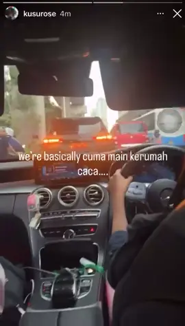 (Jumat, 29/08/2025) - Teman-teman, di tengah kericuhan yang terjadi saat ini, MASIH ada 4 mahasiswa baru FK UI (Fakultas Kedokteran Universitas Indonesia) angkatan 2025 yang menggunakan hak istimewanya (privilege) untuk hal yang seharusnya tidak diperlukan.   Dalam video, tercantum tulisan “we’re basically cuman main kerumah caca….” yang dapat diartikan tujuan akhir dari mobil tersebut adalah rumah salah satu oknum yang berada di dalam mobil. Penggunaan hak istimewa (privilege) seharusnya digunakan untuk hal-hal yang baik apalagi dalam SITUASI DARURAT. Bukan hanya untuk pergi main ke rumah orang. Tolong gunakan privilege untuk hal-hal yang lebih bermanfaat! Stop tone deaf! BUKA MATA LO! @Universitas Indonesia @FKUI @BEM IKM FKUI   #IndonesiaGelap #IndonesiaCemas #StopToneDeaf 