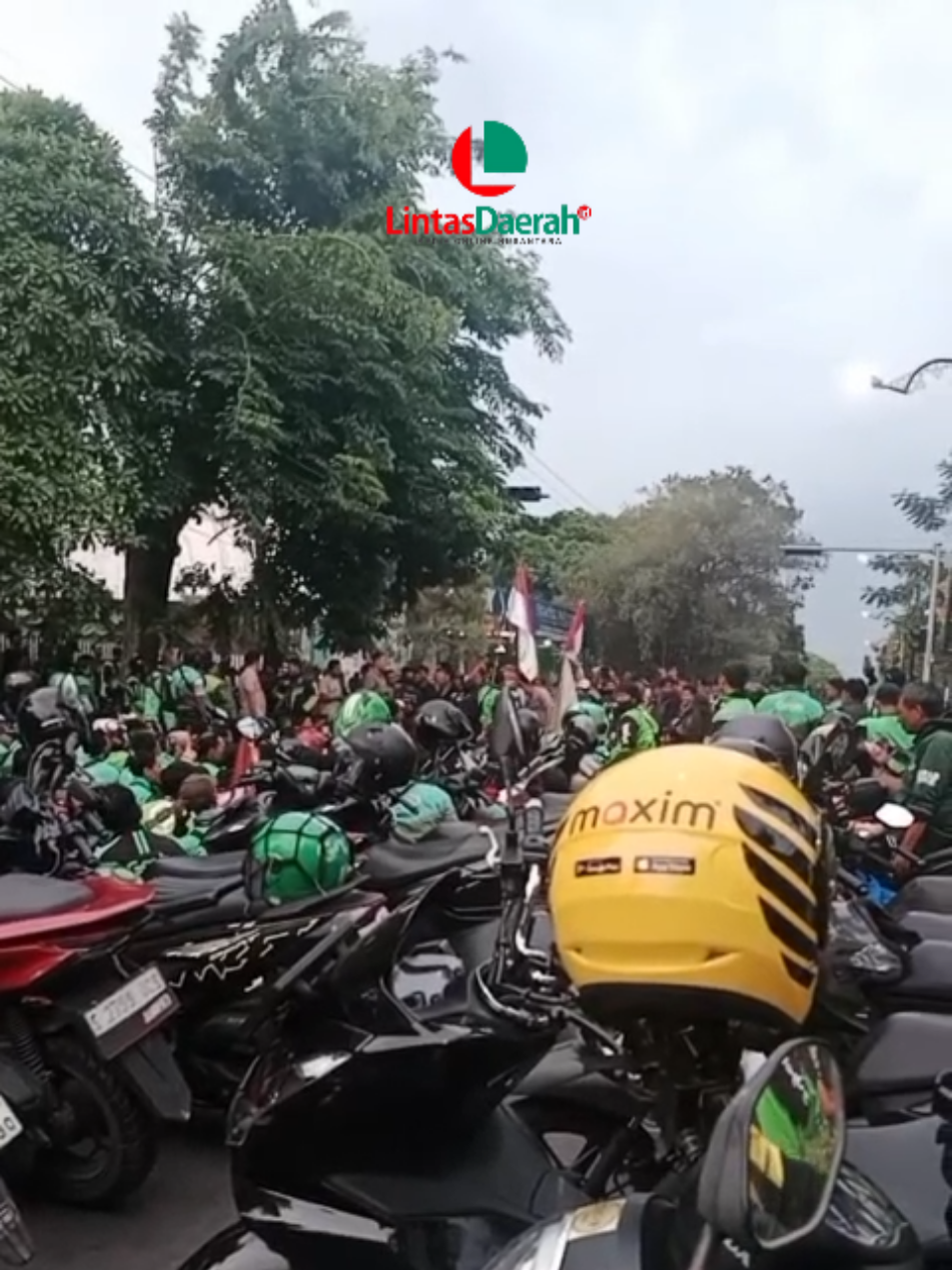 Ojol Jombang gelar aksi damai tuntut usut tuntas kematian rekan seprofesi. #jombang24jam #gojekindonesia #jombangviral #polresjombang #ojol 