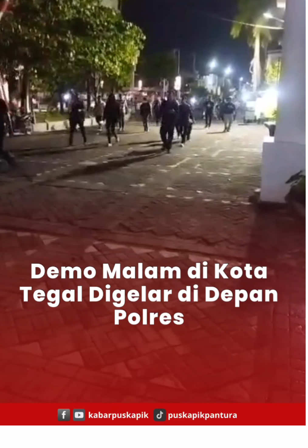 Malam ini, ratusan massa dari kalangan mahasiswa dan pelajar menggelar aksi unjuk rasa di depan Polres Tegal, Jumat (29/8/2025).  Aksi yang dimulai pukul 19.00 WIB tersebut berlangsung ramai dengan pengawalan ketat aparat kepolisian. Para peserta aksi membawa sejumlah tuntutan, di antaranya pembubaran DPR, desakan terhadap oknum polisi pelaku pembunuh*n, serta membela perjuangan guru.  Suasana demonstrasi masih berlangsung hingga malam dengan penjagaan diperketat di sekitar lokasi. #tegal #infotegal #tegalhits #tegallakalaka #demo #affankurniawan #dprri #polrestegal #brimob #polisi #fyp #fypage 