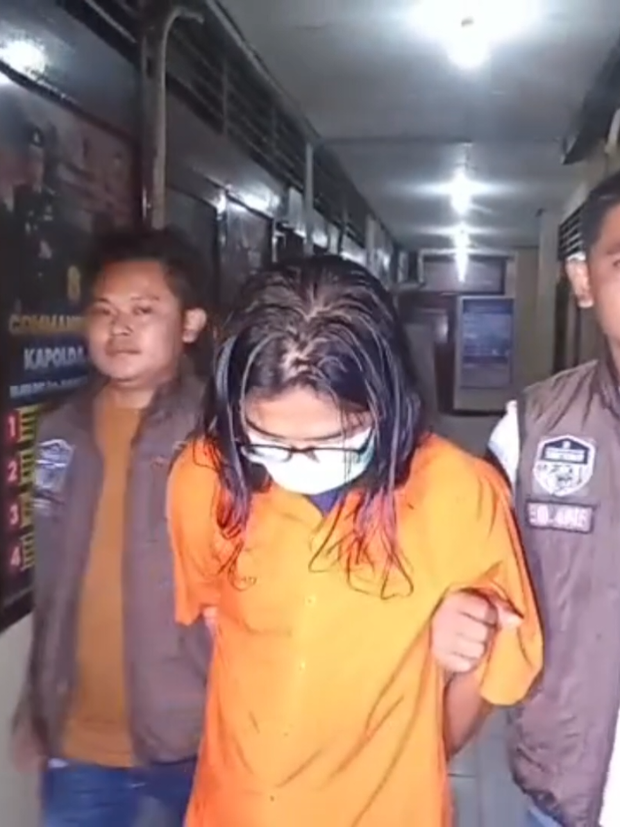 Kurang dari 1x 24 jam Terungkap sudah kasus penusuk4an di angkringan lokasi ngale ngawi,pelaku tersebut pwnjual angkringan sendirir,motif dari pembunu4lh4an karena sakit hati sering di ejek oleh korban. pelaku kemudian diamankan di polres ngawi maksimal penjara 15 tahun#polresngawi #polda #satreskrimpolresngawi #satreskrimpolresngawi 