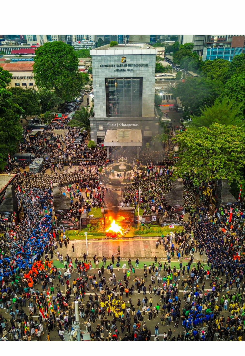 [Situasi terkini - Pukul: 17.04] Terjadi kerusuhan Mahasiswa dan kepolisian, Pengepungan Polda Metro Jaya Jakarta sore ini. Arus lalu lintas terpantau tersendat, pengendara diimbau mencari jalur alternatif. 🚧 #demo #jakarta #indonesia #mahasiswa #fyp 