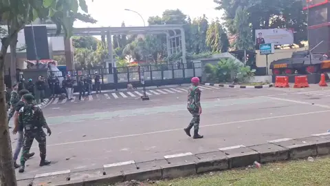 suasana demo di depan mako brimob kwitang, TNI turun tangan...#demo #brimob #ojol #tniindonesia🇮🇩 #affankurniawan 
