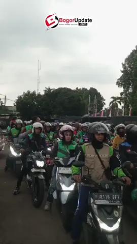 Unik, Ratusan Ojol Malah Diberi Beras dan Nasi Kotak Saat Demo di Polres Bogor BogorUpdate.com - Unik, ratusan ojek online (Ojol) diberi beras dan nasi kotak saat melakukan aksi demonstrasi di Mako Polres Bogor, Jumat, (29/8/2025). Berdasarkan pantauan BogorUpdate.com di lokasi, sekira 300 ojol tumpah ruah menggeruduk Mako Polres Bogor pada pukul 15.00 WIB. Namun, ratusan ojol itu dibiarkan masuk ke dalam gedung Polres Bogor hingga berujung makan nasi kotak bersama dengan pihak kepolisian. Bahkan, lebih uniknya lagi, ratusan ojol tersebut pulang dengan diberi beras oleh pihak kepolisian. Koordinator Aksi, Jaya mengatakan bahwa demo itu dilakukan sebagai bentuk solidaritas terhadap meninggalnya Affan Kurniawan yang merupakan seorang ojol di kawasan Jakarta. 