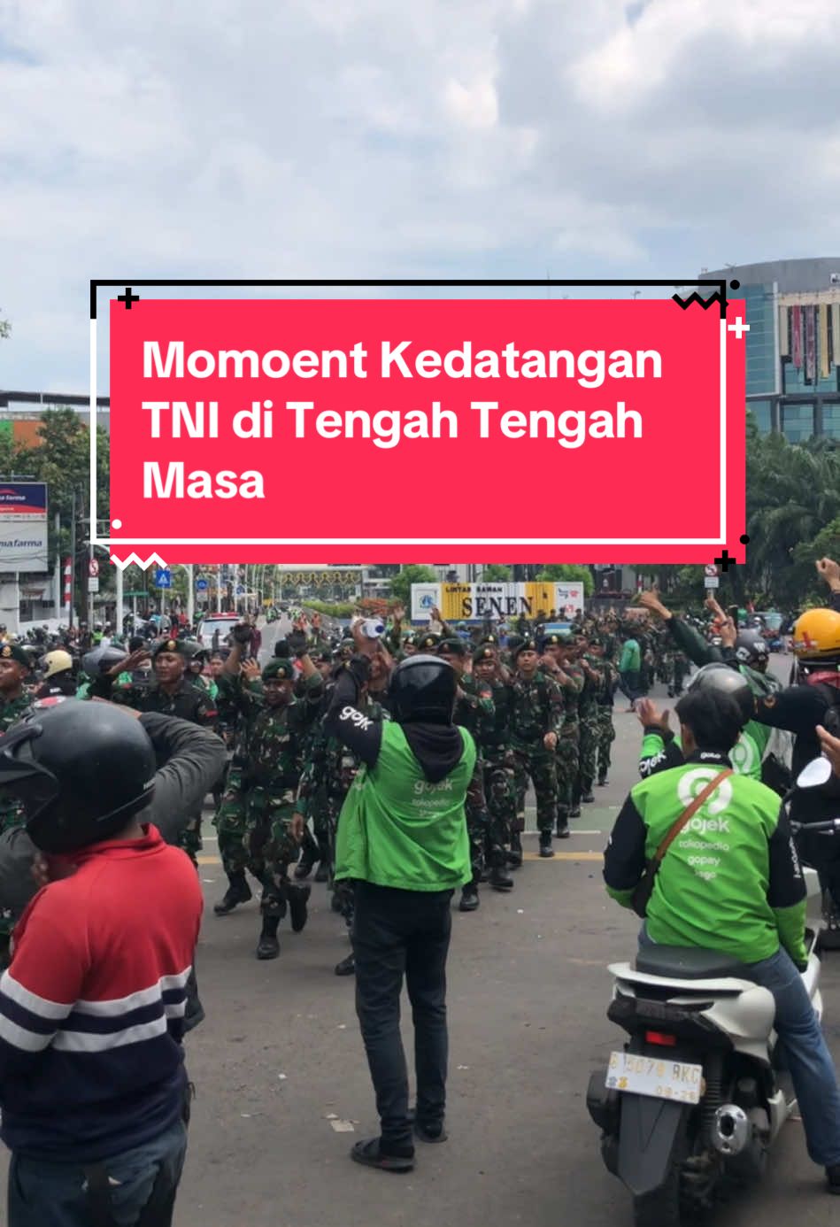 Moment Kedatangan TNI Ke tengah tengah Kerumunan Massa yang sedang memanas…#tniindonesia🇮🇩 #tnipolri #demopolisi #pasarsenen#kapoldametrojaya 