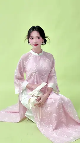Ngọt ngào như màu áo, dịu dàng như ánh mắt em 💗 #aodaitruyenthong #aodaicachtan #aodaingo #trending 