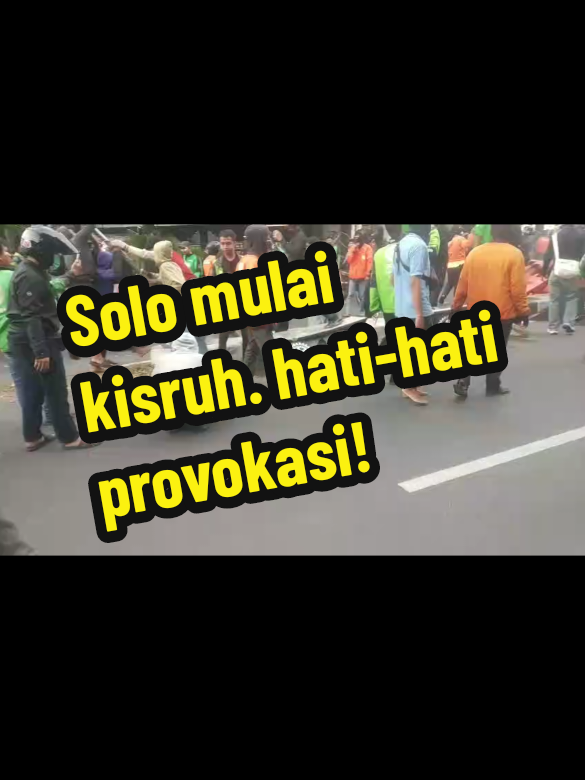 ‎Kemarahan yang tadinya mengkritisi kinerja mandul DPR, kini bertambah nyasar ke sikap pengecut dan arogan oknum polisi. Hati-hati, ada banyak kepentingan. Presiden tidak semestinya cuci tangan melihat situasi ini. ‎ ‎Jangan salah sasaran. Kita tidak meniadakan kerja-kerja potensial anggota DPR. Harus ada yang bersaksi, menuliskan fungsi, kontrol dan kinerja mereka pada kebijakan pemerintah.  ‎ ‎Yang mestinya kita kritisi adalah anggota DPR yang lalai dan tidak amanah. Yang kita kritisi adalah ketimpangan tunjangan dan pajak pendapatan anggota dewan yang ditanggung warga. Yang kita kritisi adalah mereka yang minim empati saat rakyat sekarat begini.  🥀 ‎#demoburuh  #rantis #affan 