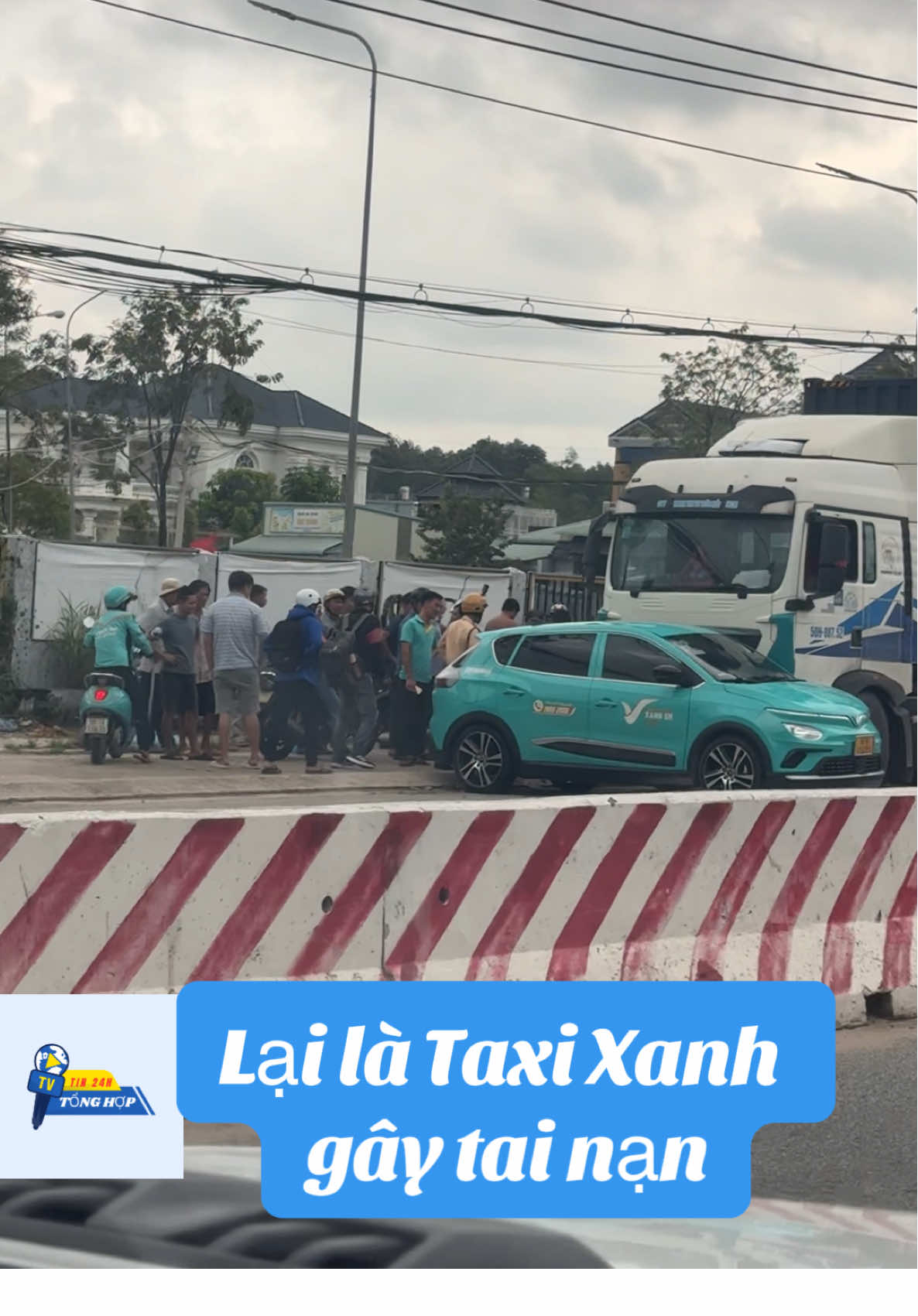 “Taxi xanh đáng lẽ mang màu xanh an toàn, nhưng nhiều vụ tai nạn khiến màu xanh trở thành nỗi ám ảnh trên đường phố. 🚕⚠️ Đừng để ‘nhanh một phút, chậm cả đời’.” #tintuc24h #antoangiaothong #viphamgiaothong #vinfast 