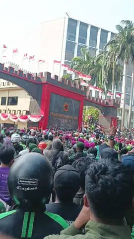detik detik logo brimob dicopotin