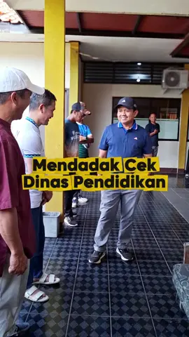 Jumat Bersih (Jumsih) juga harus membersihkan lingkungan ruang kerja. Ruang kerja bersih membuat nyaman dalam bekerja. Untuk peningkatan sarana prasarana pendidikan, tahun ini Dinas Pendidikan membangun 60 ruang kelas baru SD, 20 ruang SMP, 1 ruang baru TK negeri dan 4 rehab ruang kelas baru TK. #jumsih #sarana #prasarana #pendidikan #sumedang 