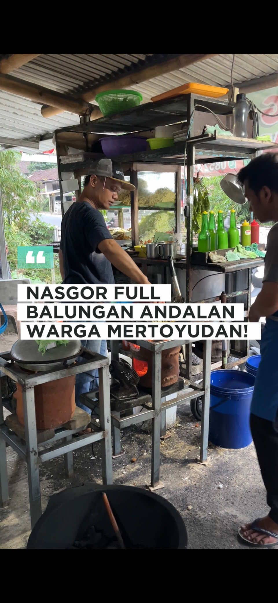 Jualan baru 4 tahun, tapi nasi goreng om Aep ini selalu rame, buka dari jam 12.00 sampai 23.00. Karakter masakan disini tidak terlalu manis, jadi cocok banget buat ajak teman dari luar kota yg gak begitu suka makanan manis. Porsinya banyak, masih mau tambah topping juga bisa ! Ada balungan, kulit, sayap, jeroan, dll. Menu favorit kami ada bakmi nyemek toping kulit dan pastinya nasi goreng balungannya 😍 kalian juga bisa pesan dulu via Whatsapp, nomor ada di video ya  📍google maps : Nasi Goreng Balungan Om AEP ⏰ 12.00 - 23.00 F6C9+WVV, Jl. Japunan-Glagah, Kembangan, Sumberrejo, Kec. Mertoyudan, Kabupaten Magelang, Jawa Tengah 56172 #kuliner_magelang #kulinermagelang #magelang #kotamagelang
