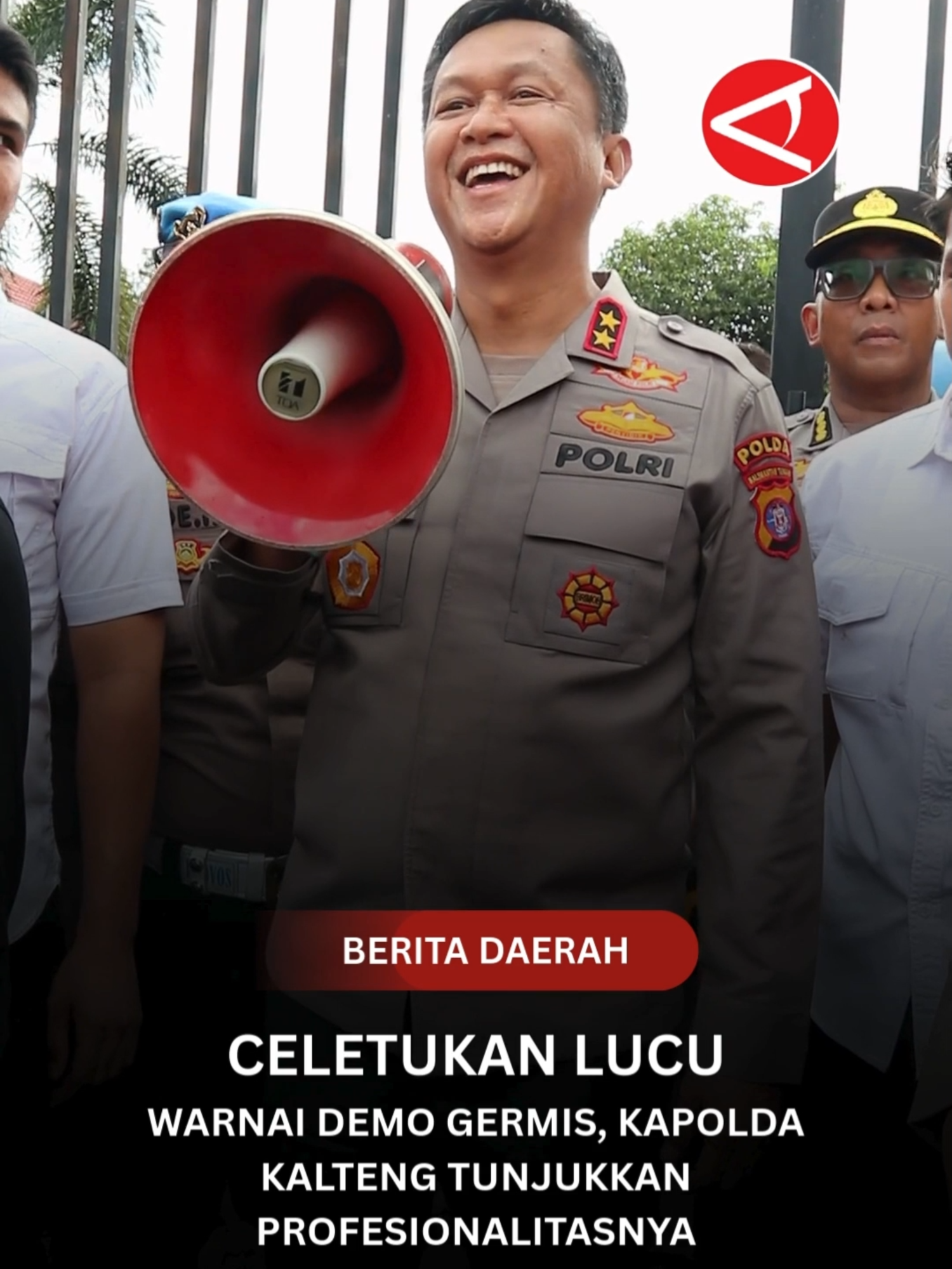 “Diam dulu Pak Kapolda!” 🎤 Begitulah teriakan mahasiswa GERMIS saat Kapolda Kalteng Irjen Pol Iwan Kurniawan turun langsung menghadapi demo. Meski disemprot kritik keras soal tragedi ojol yang tewas dilindas, Kapolda tetap santai dan profesional menghadapi massa. Salut dengan keberaniannya berdiri di hadapan mahasiswa yang penuh emosi. 🙌 👉 Publik pun menanti: apakah kritik ini akan benar-benar didengar? #KapoldaKalteng #GERMIS #TragediOjol #JusticeForOjol #DemoMahasiswa #MahasiswaBersuara #KapoldaIwanKurniawan #ViralIndonesia #BeritaViral #AksiMahasiswa #BeritaKalteng #Kalteng #Palangkaraya #ANTARAkalteng #KawalAntaraKalteng