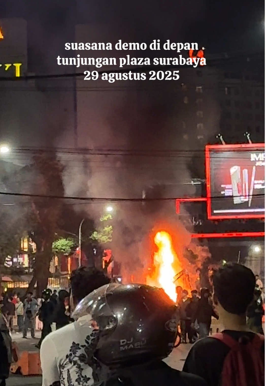 29 agustus 2025, suasana demo malam ini depan tunjungan plaza surabaya, stay safe buat kalian yang ikut aksi demo, sehat selalu, aman, dan damai. buat yg pulang kerja hati hati juga di jalan 🙏🏻🙏🏻 #demosurabaya #surabaya #demo