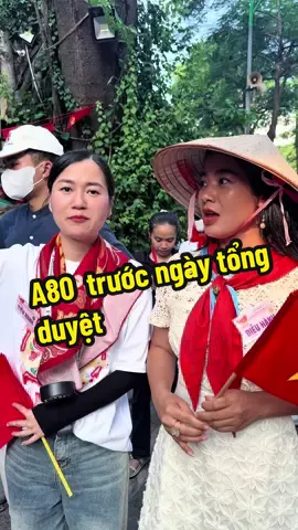 Trước ngày tổng duyệt A80 và kỷ niệm khó quên với người dân trên đường Quán Thánh❤️.     ☀️ Giữa cái nắng nóng gay gắt, bước chân trong hàng ngũ diễu hành A80 trở nên nhẹ nhàng hơn khi thấy những bàn tay thân thương của người dân mang quạt ra đường quạt cho chúng tôi. 🌬️Khoảnh khắc này cảm động vô cùng😍      Xin chân thành cảm ơn bà con đã tiếp thêm sức mạnh và niềm tin cho nghệ sĩ  chúng tôi trong hành trình này. 🇻🇳