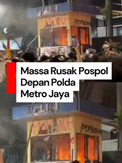 Massa aksi unjuk rasa masih bertahan di depan Markas Besar Polda Metro Jaya. Tensi sempat naik hingga terjadilah perusakan pos polisi yang ada di depan gerbang Polda Metro Jaya, di Jalan Sudirman. Selain itu massa juga membakar pospol dan beberapa pembatas jalan. Terpantau sampai malam ini, massa masih memadati kawasan Polda Metro Jaya. Creator: Wasti Samaria S    #detikcom #poldametro #brimob #aksiricuh #ojol #rantis