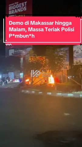 Makassar, IDN Times - Ratusan Massa aksi yang melakukan unjuk rasa soliditas buat Driver ojol Affan Kurniawan, masih memblokade ruas Jalan AP Pettarani Makassar hingga petang. Pantauan IDN Times di lokasi Jumat (29/8/2025) pukul 18.15 Wita, massa masih bertahan dengan cara berdiri di tengah jalan dan ada juga yang duduk di aspal. Mayoritas massa berpakaian hitam-hitam dan menutup mulutnya dengan masker. Satu truk tangki warna putih juga ditahan massa kemudian dipalang di tengah jalan, sehingga membuat arus lalu lintas dari arah Jl Sultan Alauddin ke Jl AP Pettarani macet. Di lokasi, tak hanya mahasiswa, ada juga driver ojol dan beberapa siswa sekolah yang mengenakan baju pramuka. Mereka terlihat berada di atas mobil tangki. Beberapa di antaranya mengibarkan bendera One Piece berwarna hitam. Massa aksi juga tedengar meneriakkan 