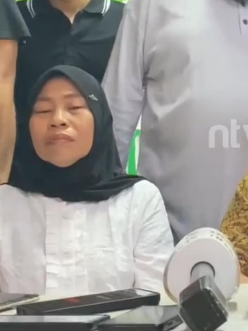 gak tega liat ibunya Affan.. masih sesegukan Ya Allah.. 💔💔 #affankurniawan #ojol #brimob #demo Ibu Affan Kurniawan menangis.. 