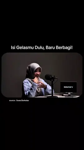Isi Gelasmu Dulu, Baru Berbagi! source : Suara Berkelas #podcast #suaraberkelas #suksesmuda #wanitahebat #perempuanhebat 