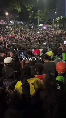 TNI dan masyarakat malang bersatu.  mantap..... TNI dicintai masyarakat #ojol #tni #indonesia #demo #malang
