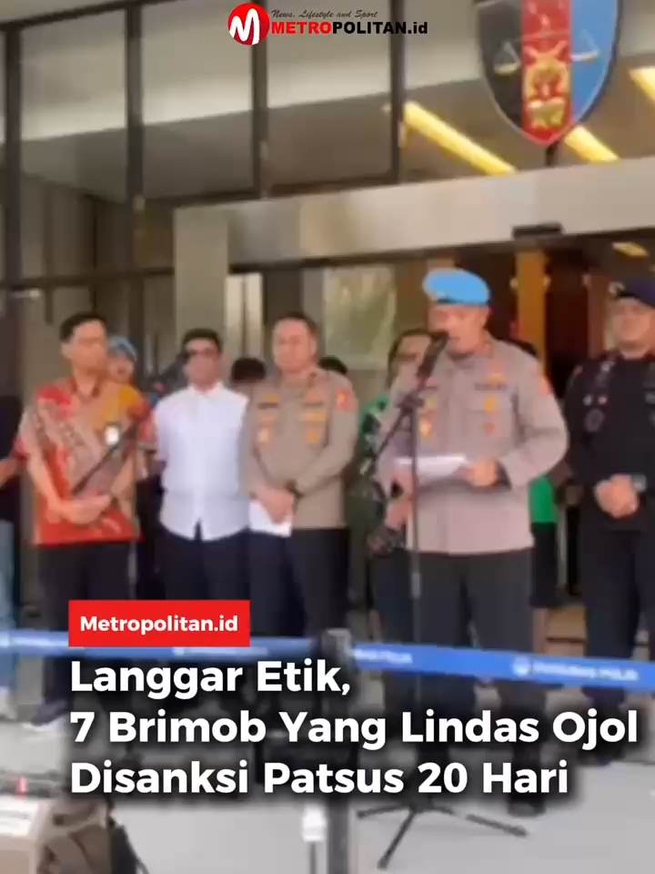 Tujuh anggota Brimob yang terlibat dalam kematian pengemudi ojek online (ojol) Affan Kurniawan yang ditabrak dan dilindas dengan kendaraan taktis (rantis) dikenakan sanksi penempatan khusus (Patsus) selama 20 hari. Kadiv Propam Polri, Irjen Abdul Karim mengatakan, tujuh anggota Brimob tersebut telah terbukti melanggar kode etik kepolisian. #metropolitanid #viral #ojol #brimob #dpr