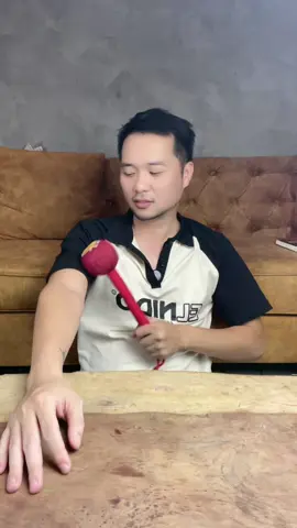 Thư giãn với búa massage ngải cứu thiên nhiên 31cm – dụng cụ đấm bóp giúp lưu thông khí huyết, giảm căng thẳng và mệt mỏi. Sản phẩm được thiết kế vừa tay cầm, dễ sử dụng, phù hợp cho mọi lứa tuổi. Đặc biệt, chất liệu ngải cứu tự nhiên kết hợp lớp vải bọc nhiều màu sắc mang đến cảm giác an toàn và thoải mái khi dùng. Bạn có thể sử dụng để đấm lưng, massage vai gáy, chân tay mỗi ngày mà không cần tốn chi phí spa. Đây chính là món quà ý nghĩa cho ông bà, cha mẹ và cả gia đình. #buamassage #buangaicuu #buangaicuuvaibung #buangaicuuthaoduoc #xuhuong 