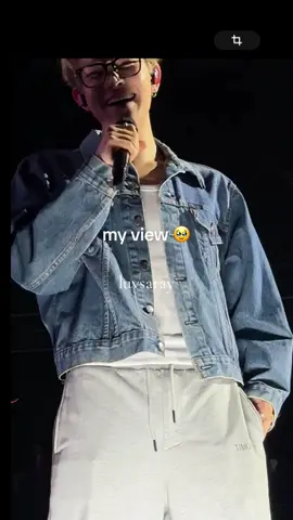 He’s giggling😭 Did not expect that reaction but I think he enjoyed it😹 thankfully my friend recorded this moment better than me cause I was filming the ceiling #enhypen #heeseung #wtl #engene #kpopfyp 
