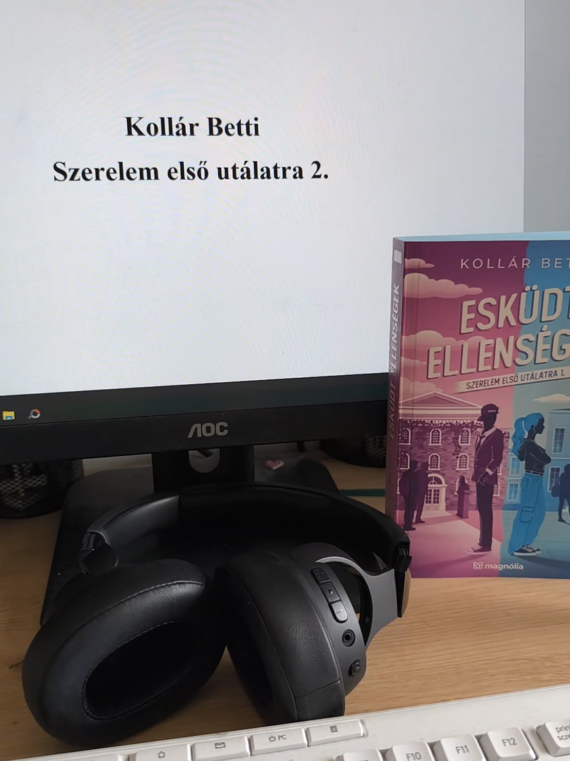 Vége a nyári szabinak, úgyhogy újra belevetem magam Arisz és Szofi történetébe 💜💙 #BookTok #booktokhungary # #esküdtellenségek #writertok 