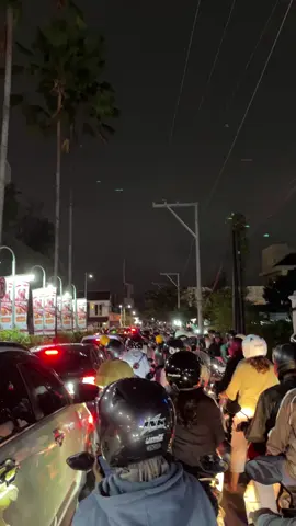 kondisi halan samping pakuwon mall jogja saat pintu keluar dialihkan lewat belakang , stay safe , hindari daerah polda untuk sementara  #demojogja #poldajogja #demohariini 