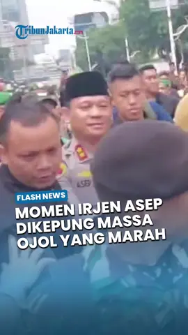 Momen Kapolda Metro Jaya Dilempari Botol di Luar TPU Karet Bivak Usai Pemakaman Affan Kurniawan Jurnalis Video | Ibriza Fasti Ifhami Kapolda Metro Jaya Irjen Asep Edi Suheri dikepung banyak driver ojol yang meluapkan amarahnya di luar TPU Karet Bivak, Jakarta Pusat, Jumat (29/8/2025). Irjen Asep diserbu setelah menghadiri pemakaman driver ojol Affan Kurniawan yang tewas terlindas kendaraan taktis Brimob Polda Metro Jaya di Pejompongan, Jakarta Pusat, Kamis malam (28/8/2025).  Sumber: Tribunnews.com