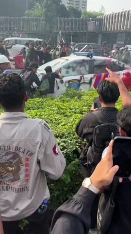 Disatukan dengan kemarahan, ada yang kelindes kakinya