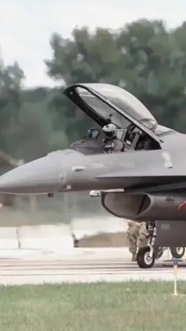 Jet tempur F-16 Polandia crash saat latihan,pilot gugur ditempat  #beritaterkini #poland 
