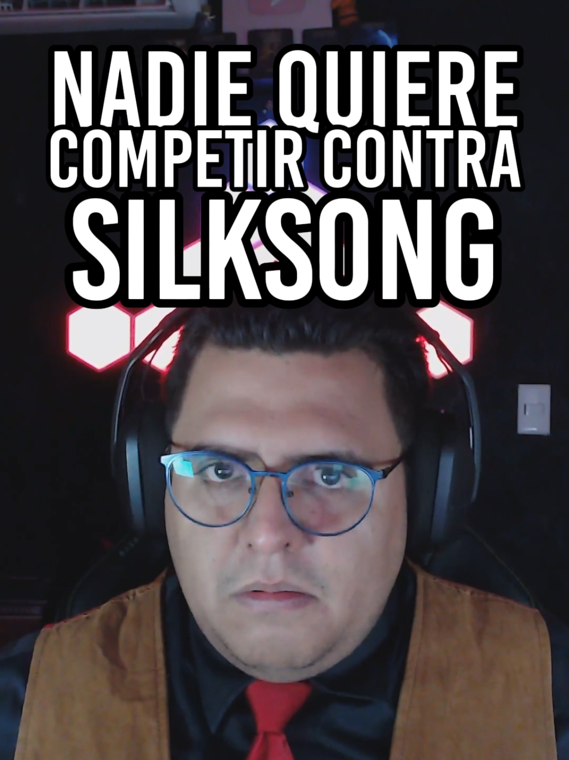 Nadie quiere competir contra Silksong. Imagina esto: después de años de memes, teorías y hasta rituales digitales, Silksong por fin anunció fecha de lanzamiento 🎉… y la industria indie básicamente salió corriendo como si hubiera aparecido un jefe secreto de la nada. El 4 de septiembre de 2025 marcará la llegada oficial de la esperada secuela de Hollow Knight, y lo que debería ser una celebración se convirtió en un apocalipsis para varios estudios pequeños que tenían la brillante idea de estrenar en la misma semana. Resultado: es que todos fueron Silksoneados. Juegos como Demonschool ahora llegarán hasta noviembre, Baby Steps se movió al 23 de septiembre y Aeterna Lucis directamente huyó al 2026, mientras títulos como Faeland ni siquiera se atreven a dar nueva fecha 📉. La lógica es simple: ¿quién en su sano juicio compite contra un lanzamiento que lleva seis años acumulando hype, fanarts, poesía entomológica y memes? 🦗🔥 Pero al posponerse todos, ahora los indies empiezan a pisarse entre sí, lo que podría convertir septiembre y octubre en un embotellamiento de estrenos. Al final, Silksong no solo arrasó con los jugadores, también con los calendarios de media industria. Y todo sin haber salido todavía. #gamerdenacimiento  #hollowknight #hollowknightsilksong #indie #gamer 
