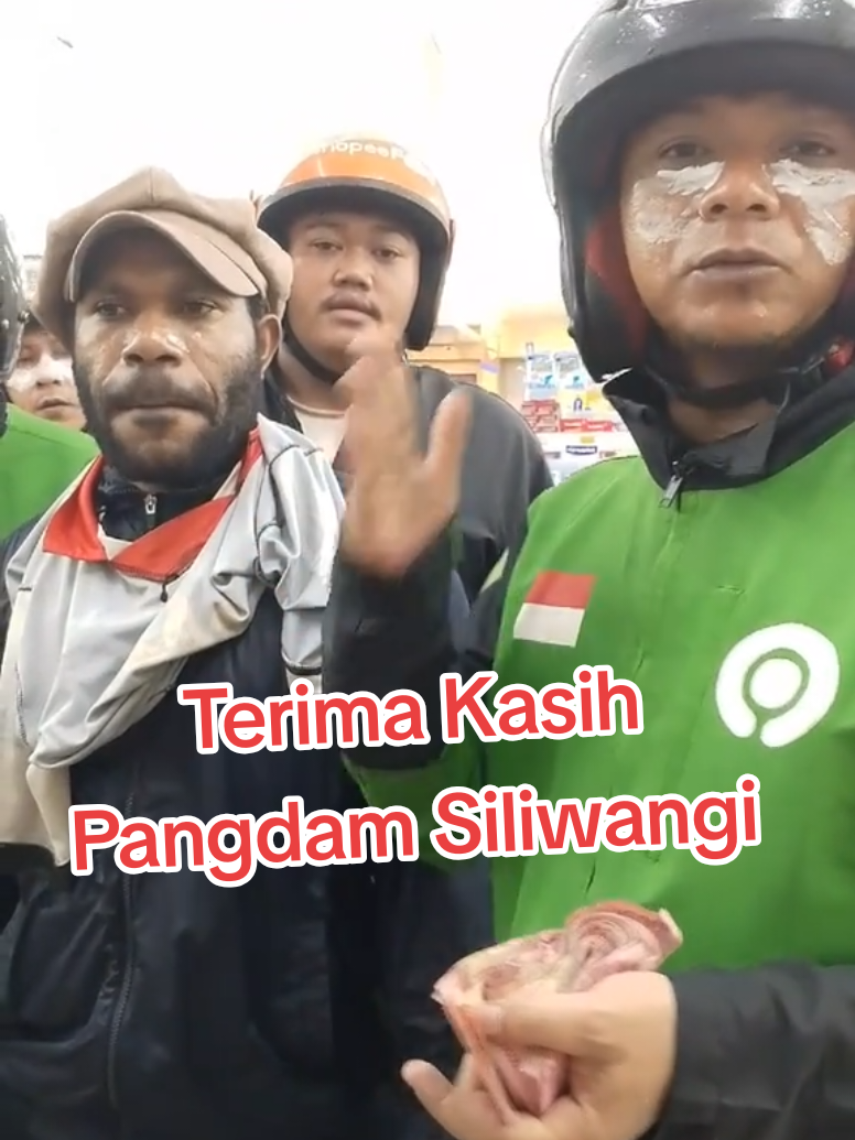 Perwakilan Aksi Demo mendapatkan Donasi dari Pangdam Siliwangi  #ojol #pangdamsiliwangi  #fvpppppppppp 