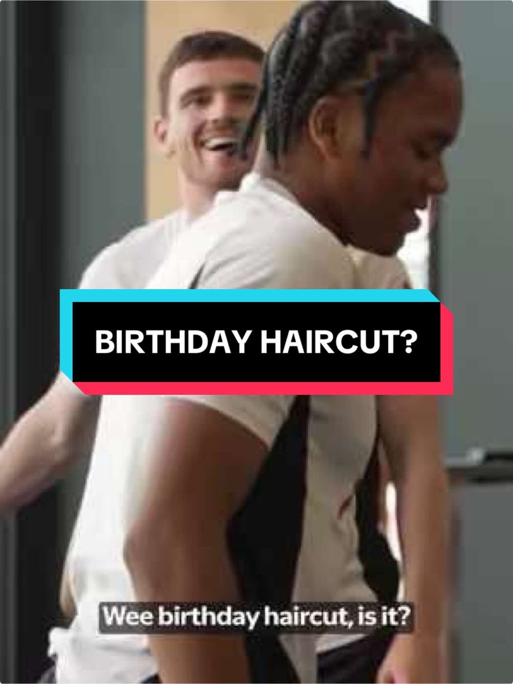 “Wee birthday haircut, is it?” 🤣💈 #Liverpool #Ngumoha #Robertson
