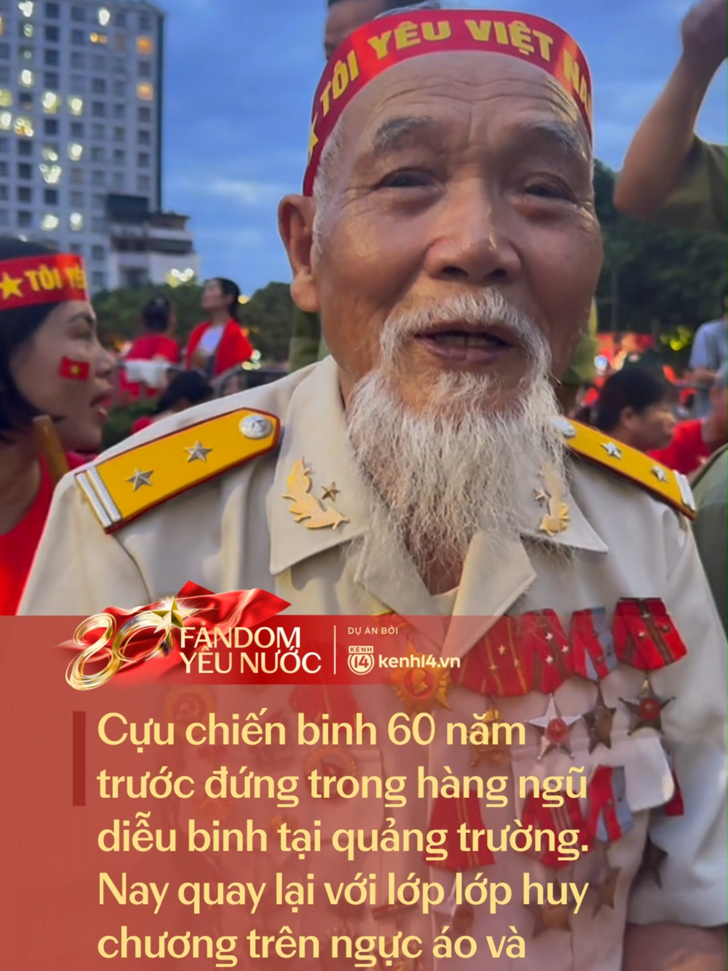 Cựu chiến binh 60 năm trước đứng trong hàng ngũ diễu binh tại quảng trường, 60 năm sau quay lại với lớp lớp huy chương trên ngực áo và niềm tự hào trong ánh mắt ----- 