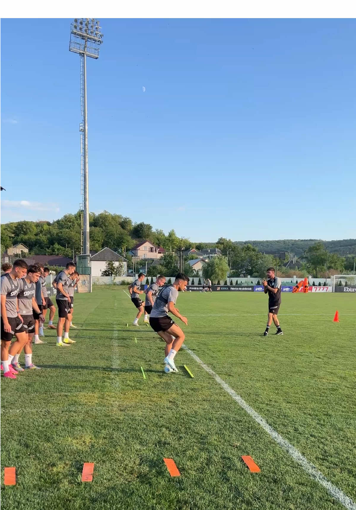 ⚽️ 𝗙𝗔𝗦𝗧 𝗙𝗘𝗘𝗧 𝗧𝗥𝗔𝗜𝗡𝗜𝗡𝗚 ⚽️ #sports #sport #warmup #coordination #soccertraining 