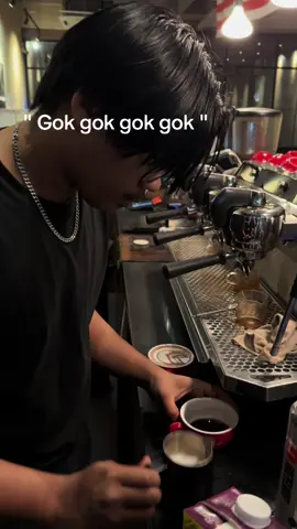 Sumpah ada staff cenni memang baran hidup aku 🤣 #fyp #cafe #gokgok