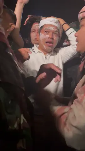 Kang dedy turun ditengah kerumunan pendemo 