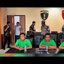 Nasib 7 Brimob Sadis Pelindas Ojol, Ditahan 20 Hari, Terbukti Langgar Etik. Divisi Propam Polri langsung menahan tujuh anggota Brimob yang terlibat dalam kasus kendaraan rantis melindas pengemudi ojek online (ojol) hingga tewas pada Kamis (28/8/2025) kemarin, karena melakukan pelanggaran kode etik. Kepala Divisi Propam Polri, Irjen Abdul Karim, menjelaskan penahanan dilakukan dengan penempatan khusus (patsus) selama 20 hari terhitung mulai 29 Agustus 2025. #demo2025 #ojol #brimob #fyp #eblehid 