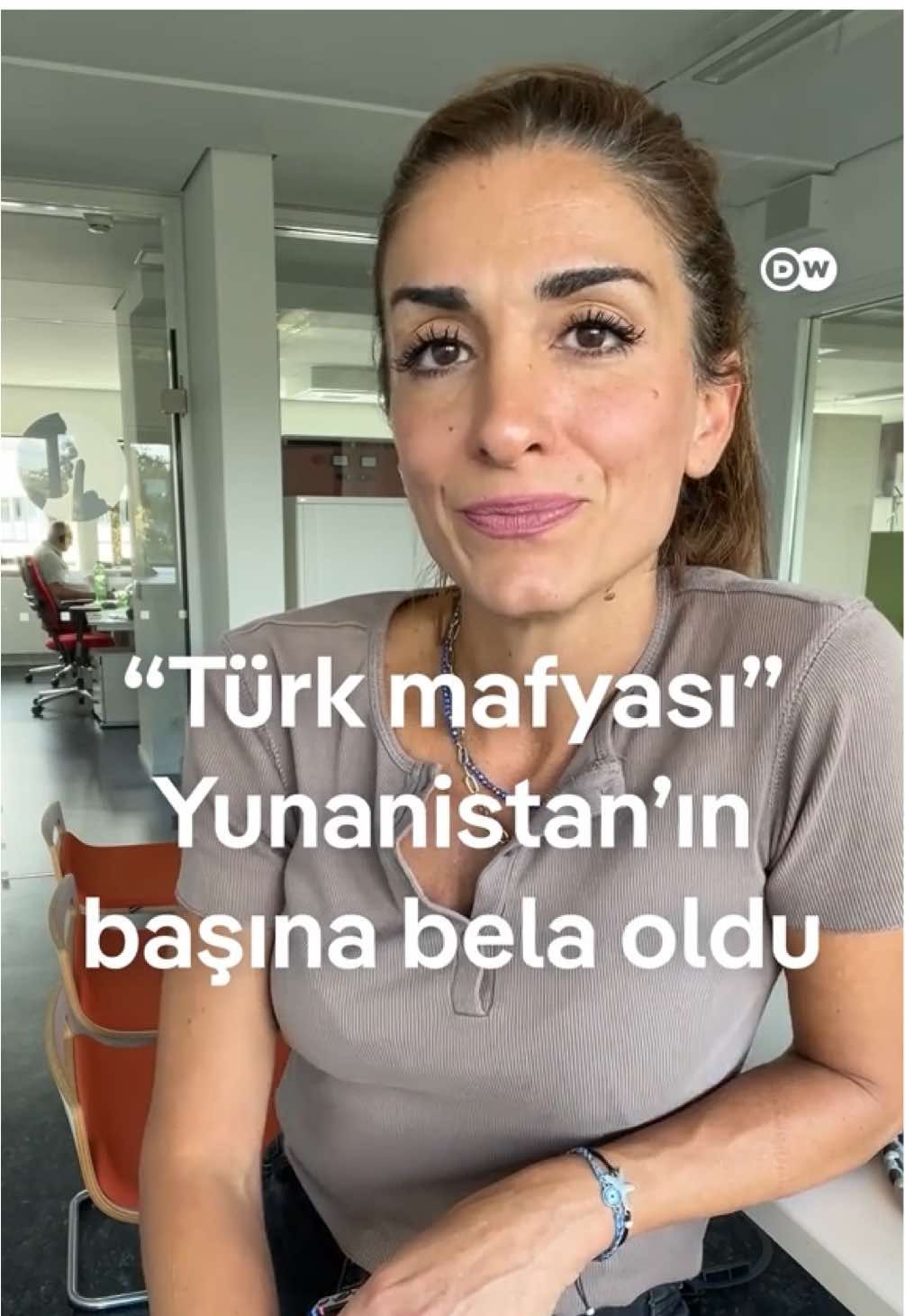 Türk vatandaşlarının Yunanistan’a göçü artıyor. Son verilere göre ülkede yaklaşık 11 bin Türk yaşıyor. Yaklaşık 2 bin 500 Türk vatandaşı da yabancılara oturma izni sağlayan Yunanistan'daki Altın Vize programından yararlandı. Atina’da 21 Ağustos’ta tutuklanan 6 Türk vatandaşının Altın Vize’ye başvurdukları ortaya çıktı. Bu kişilerin “Mülteci statümüz var” dedikleri de Yunan basınına yansıdı. Şüphelilerin Yunanistan, Türkiye ve İspanya arasında uyuşturucu ticareti yapan bir çetenin parçası olduğu düşünülüyor. Yunan güvenlik birimleri, 2024’te çetelere dair gizli bir rapor yazmıştı. Rapora göre 
