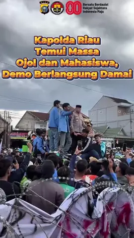 Kapolda Riau Turun Langsung Dalam Demo damai Mahasiswa dan Solidaritas Ojol di Pekanbaru. Kapolda Riau berdialog, bertukar pikiran dengan massa #GreenPolicing  #KapoldaRiau  #RiauUntukBumi  #RiauLestari #MelindungiTuahMenjagaMarwah 